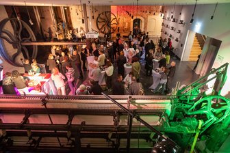 Ein Jahr Fabrik der Fäden in Plauen: So fällt die Bilanz aus - Ein Jahr Fabrik der Fäden in Plauen: Das wurde am Dienstagabend bei einer After-Work-Party gefeiert.