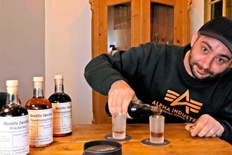 Ein Jahr „Gasthaus Destille“ in Zwickau: Weshalb die Betreiber Grund zum Feiern haben - Wer vom Hausschnaps im „Gasthaus Destille“ mehr trinken will als das Glas, das Gastwirt Angelo Sommer einschenkt, kann seit Kurzem ganze Flaschen davon bekommen.