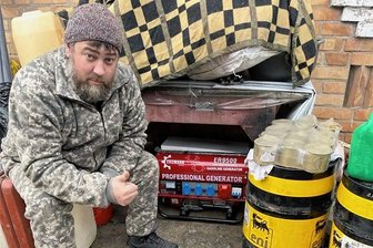 Ein Jahr Krieg: Die Hilfstransporte aus Hainichen rollen weiter in die Ukraine - Hinter der Front nutzen ukrainische Soldaten Generatoren aus Hainichen, um ihr Handys aufzuladen und Strom für das Nötigste zu haben. Sie müssen gut abgeschirmt sein, um nicht ins Fadenkreuz der russischen Armee zu geraten. 