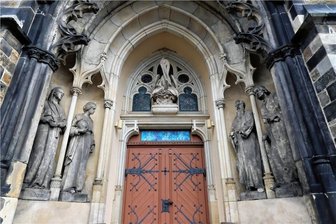 Ein Jahr Krieg in der Ukraine: Gebete für den Frieden in Freiberg, Lichtenberg und Augustusburg - Das Portal der Jakobikirche, in der das Friedensgebet am Freitag stattfindet. 