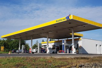 Ein Jahr nach Ärger mit Diesel aus Tschechien im Vogtland: Was wurde aus den Reparatur-Rechnungen der Geschädigten? - An der Armex-Tankstelle in Vojtanov hinter dem Grenzübergang Schönberg wurde im September 2023 minderwertiger Diesel verkauft.
