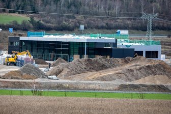 Ein Jahr nach Baustart: Plauener Stadtrat segnet Pläne für neues Autozentrum ab - Der Rohbau des vorderen Teils des Automobil- und Dienstleistungszentrums von Auto-Müller in Oberlosa steht bereits, im hinteren Bereich nahe der A 72 erfolgt gegenwärtig der Hochbau.
