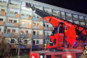 Ein Jahr nach Brandserie in Plauen: So ist der Stand - Aufgrund der Rauchentwicklung im Treppenhaus waren vor einem Jahr bei einem Brand in einem Wohnblock an der Isidor-Goldberg-Straße acht Bewohner mit Hilfe einer Drehleiter über ihre Balkone gerettet worden.