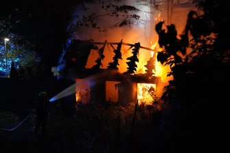 Ein Jahr nach dem Großbrand in Augustusburg: Wer bezahlt die Reparatur der Schäden? - Eine Aufnahme vom lichterloh brennenden Schuppen in Augustusburg. Die Flammen griffen über Bäume auf das benachbarte Wohnhaus über. Die Polizei geht inzwischen von Brandstiftung aus.