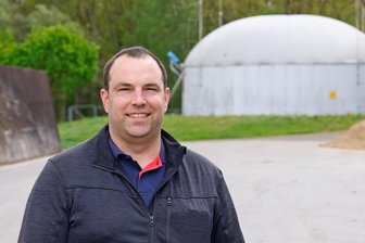 Ein Jahr nach den Bauernprotesten: Ernüchterung und Suche nach neuen Einnahmequellen - Robert Höhlig, Vorstand der Agrargenossenschaft Lungwitztal. Im Hintergrund ist ein Teil der Biogasanlage des Landwirtschaftsbetriebes zu sehen.
