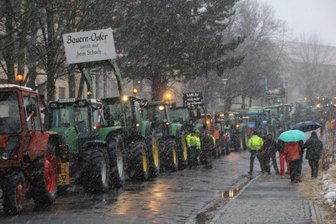 Ein Jahr nach den Bauernprotesten rund um Freiberg: Was bleibt davon und was wird noch kommen? - Per Sternfahrt kamen Anfang Februar 2024 hunderte Landwirte mit ihren Fahrzeugen nach Freiberg.