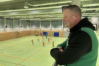 Ein Jahr nach der Eröffnung: Ist die neue Sporthalle zu groß für Niederwiesa? - Frank Heinitz, Vorsitzender des SV Grün-Weiß Niederwiesa, freut sich über die Trainingsmöglichkeiten in der neuen Sporthalle. Sie wurde vor einem Jahr, am 18. Januar 2024, in Niederwiesa am Schulberg eröffnet.