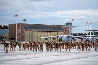 Ein Jahr nach der Evakuierungsmission in Afghanistan: Letzter Aufruf Kabul - Soldaten steigen Ende August 2021 aus den Transportflugzeugen A400M der Bundeswehr und dem Airbus A310 der Luftwaffe nach der Landung auf dem niedersächsischen Stützpunkt Wunstorf. Die ersten Angehörigen der deutschen Armee sind damit von ihrer Evakuierungsmission in Afghanistan nach Deutschland zurückgekehrt. 