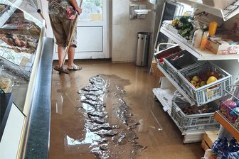 Ein Jahr nach der Flut in Adorf: „Die Waschmaschine schwamm durch die Wohnung“ – wie Anwohner ihre Existenz neu aufbauen - In der Bäckerei Viertel in Adorf stand das Wasser 2022 nur wenige Zentimeter hoch. Nur dank der Voraussicht der Eigentümer konnte Schlimmeres verhindert werden.
