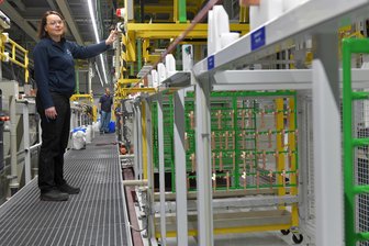 Ein Jahr nach der Wahl: Was Mittelsachsens Wirtschaft noch von der Politik erwartet - Bei mittelsächsischen Industriebetrieben, wie der Saxonia in Halsbrücke, spielen die Fachkräftebedarf und Energiekosten eine Rolle.