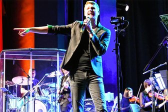 Ein Jahr nach „In memoriam“: Wie Philharmonic Rock die erfolgreiche Rückkehr zu den Wurzeln in Reichenbach feiert - Robert Pfretzschner spielt Klavier, singt, schreibt die Arrangements und ist Vereinschef von Philharmonic Rock.