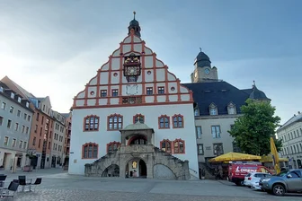 Ein Jahr nach Pyrotechnik-Vorfall am Plauener Rathaus: So ist der Stand der Ermittlungen - Eine Gruppe von Männern entzündete am Pfingstmontag 2023 Pyrotechnik auf den Treppen des Alten Rathauses in Plauen.