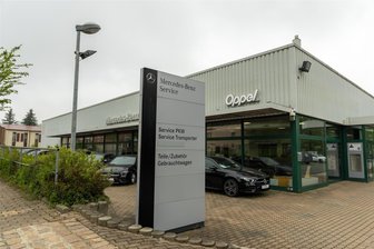 Ein Jahr nach Schließung: Was wird aus verlassenem Oppel-Autohaus in Ellefeld? - Vor einem Jahr zog sich das Autohaus Oppel aus Sachsen zurück. Am Standort in Ellefeld gingen zum 31. Mai 2023 die Lichter aus. Bis heute steht das Gebäude zum Verkauf.