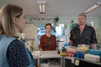 Ein Jahr nach TV-Ausstrahlung: Diese Kult-Tanke brachte viele Vogtländer auf die Palme - Die Tankstelle war bei „Mandat für Mai“ mit Julia Hartmann (M.) ein zentraler Ort.