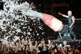 Ein Jahr Rammstein-Skandal: Will die Popkultur ihre Stars ändern? - Der Pimmel schäumt wieder: Rammstein bei einer Show in Dresden.