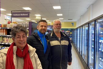 Ein Jahr Tante-Enso-Laden in Falkenau: Warum der Zuspruch nur langsam wächst - Cornelie Sell, Dirk Herbrich und Martin Müller (v. l.) sind Enso-Paten in Falkenau: Sie erledigen hier zwar nicht den Großeinkauf, tragen aber regelmäßig ihren Warenkorb aus dem Laden.