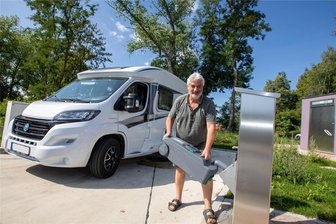 Ein Jahr Wohnmobilstellplatz in Plauen: Viel Lob, aber auch Kritik - Udo Hilbinger aus dem bayrischen Riedenburg ist mit seiner Familie auf der Durchreise in den Spreewald. In Plauen machten sie einen Zwischenstopp: „Uns gefällt es hier sehr gut“, sagen sie. Foto: Ellen Liebner