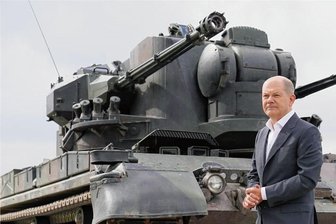 Ein Jahr Zeitenwende: Das ist die Bilanz von Olaf Scholz - Bundeskanzler Olaf Scholz (SPD) informierte sich Ende August vergangenen Jahres auf einem Truppenübungsplatz in Schleswig-Holstein über das Ausbildungsprogramm für ukrainische Soldaten am Flugabwehrpanzer Gepard. 