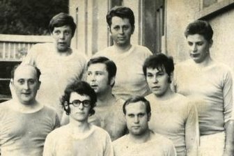 Ein Jahrhundert zum Freuen - Die Flöhaer Handballmannschaft aus dem Jahr 1971. Ganz vorn mit Brille der heutige Vereinsvize Gert Hiemann. 