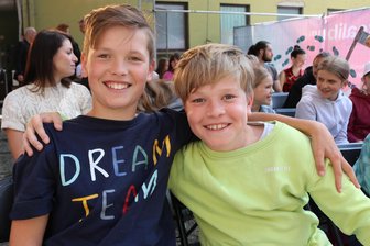Ein JUPZ!-Dream-Team ermittelt im Zwickauer Theaterhof – und findet Erpresser mithilfe eifriger Fünftklässler - Jonas Frenzel (l.), Phil Bergner und ihre Klassenkameraden fanden die Abenteuer von Rico und Oskar sehr gut in Szene gesetzt.