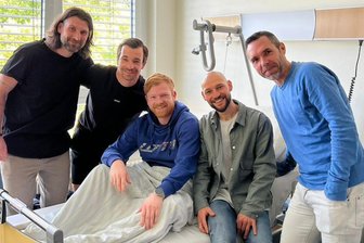 Ein Kämpferherz auch nach der Fußball-Karriere: Wie ein Ex-Veilchen den Hodenkrebs besiegt - Robin Lenk, Martin Männel, Philipp Riese und Christian Tiffert (v. l.) besuchten ihren ehemaligen Mannschaftskollegen Fabian Kalig (M.) noch im Krankenhaus.