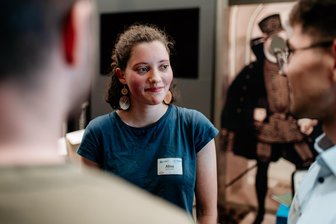 Ein Kartensatz, viele Spiele: Idee einer Freiberger Studentin bei Gründerwettbewerb ausgezeichnet - Alina Schmidt auf der Preisverleihung des Saxeed-Gründerwettbewerbs in Freiberg.
