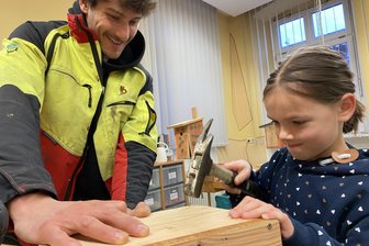 Ein Kind, ein Baum, ein Wald: In Mylau geht‘s seit Herbst Schlag auf Schlag - Schlag auf Schlag. Annabell Nehring nimmt all ihre Kraft und Geschicklichkeit zusammen, um den Nagel mit dem schweren Hammer ins Holz zu treiben. Auch Förster Dominik Feudel ist vom Willen der Drittklässlerin begeistert.