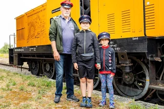 Ein Kindertraum: Mit Opa auf Schienenabenteuer in Großvoigtsberg - Erich Schnittka aus Langenau (68) zeigte seinen Enkeln Theodor (10) und Margarete (6) in den Ferien, wo er einst gearbeitet hat.