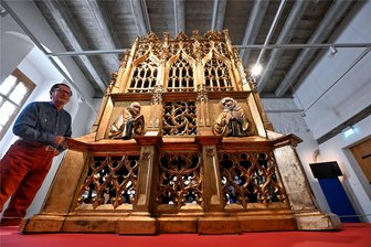 Ein Kino der Erlösung - das Schloßbergmuseum in Chemnitz zeigt die Geschichte der Heiligen Gräber - Museumsdirektor Uwe Fiedler bewundert den ausgeliehenen Salzburger Schrein.