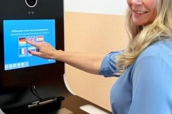 Ein Kiosk in der Führerscheinstelle - Am sogenannten Speed Capture Kiosk kann man ein biometrisches Foto machen lassen. Heike Hoffmann zeigt, wie es geht.