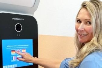 Ein Kiosk in der Führerscheinstelle - Am sogenannten Speed Capture Kiosk kann man ein biometrisches Foto machen lassen. Heike Hoffmann zeigt, wie es geht.