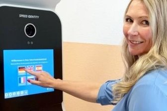 Ein Kiosk soll Tempo in Führerscheinstelle erhöhen - Am sogenannten Speed Capture Kiosk kann man ein biometrisches Foto machen lassen. Heike Hoffmann zeigt, wie es geht.