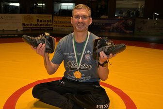 Ein klarer Sieg und ein emotionaler Abschied: Dieses Veilchen kehrt der Matte nach 40 Jahren den Rücken - Pierre Vierling (47) hat am Sonnabend seinen letzten Kampf bestritten. Die Ringer des FC Erzgebirge Aue verdanken dem vorbildlichen Sportler viel.