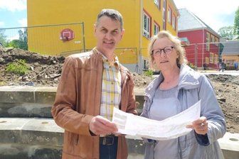Ein Klassenzimmer im Grünen für die Grundschule Clausnitz - Schulleiterin Birgit Butz und Bürgermeister Michael Funke besprechen letzte Details zum Grünen Klassenzimmer. 