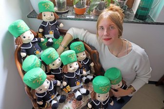 Ein kleiner Bergmann aus Plüsch will das Erzgebirge erobern: Wenn Kalle das Steigerlied spielt - Jede Menge Kalle: Tabea Rohr und die von ihr entwickelten Plüsch-Bergmänner.