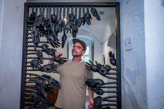 „Ein kleiner Einblick in unser Sexleben“: Ausstellung „Sechs mal Sex“ in Kriebstein zeigt erotische Vielfalt - Marcel Schäfer ist einer der Künstler der Ausstellung „Sechs mal Sex“. Seine Installation „Touch“ berührt die Besucher im wahrsten Sinne des Wortes.