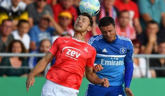 Ein kleiner Fehler beendet FSV-Traum von der Sensation - Auch dieses Duell auf Augenhöhe: Hamburgs Nicolai Müller (r.) und Zwickaus Nils Miatke kämpfen um den Ball.