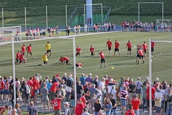 Ein "kleiner Schnitt" für große Ziele - Hunderte Zuschauer verfolgten das erste offizielle Training im Westsachsenstadion.