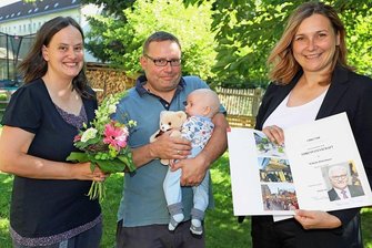 Ein kleiner Zwickauer hat einen prominenten Paten - Die Zwickauer OB Constance Arndt (rechts) überreichte am Dienstag an Simone und Carsten Dinkelmann die Ehrenpatenschaft des Bundespräsidenten für ihren kleinen Wilhelm, der das siebte Kind der Familie ist. 