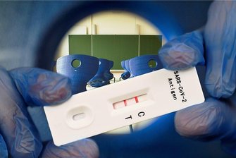 "Ein kleines Bremsmanöver": Warum eine sächsische Schulleiterin ihre Einrichtung für eine Woche schließt - Regelmäßige Tests in Klassenzimmern entscheiden darüber, ob der Unterricht vor Ort ausfällt oder nicht.