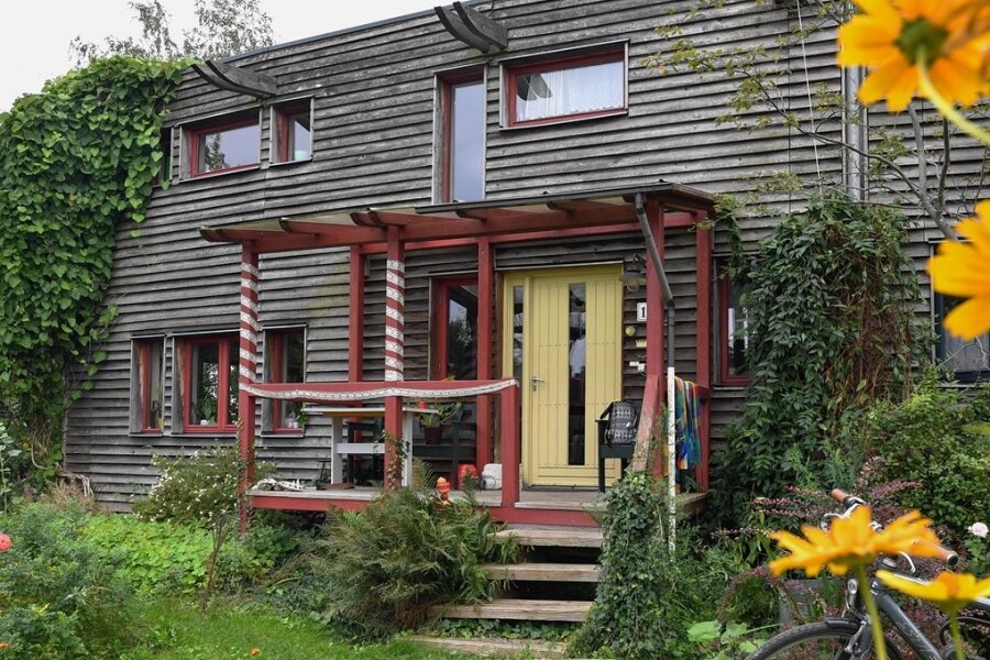 Ein klimagerechter Hausbau kann sich rechnen - Gedämmt mit Holz: Die Gebäudehülle spielt eine wichtige Rolle bei der Klimabilanz eines Hauses. 