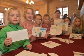 Ein Klöppelbild fürs Geyerhaus: Wie Weißbachs Klöpplerinnen Nachwuchs gewinnen - Kinder aus der Hortgruppe der Weißbacher Kita „Glühwürmchen“ haben mit ihren Bildern die Vorlage für das Klöppelbild geliefert.