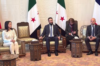Ein kluger Umgang mit den Menschen aus Syrien? Wir schaffen das - Außenministerin Annalena Baerbock (v.l.n.r.) trifft sich mit dem neuen syrischen Machthaber Ahmed al-Scharaa, rechts ihr französischer Amtskollege Jean-Noël Barrot. Außenministerin Annalena Baerbock ist rund vier Wochen nach dem Sturz von Langzeit-Machthaber Baschar al-Assad zu einem überraschenden Besuch in Syrien. Foto: Jörg Blank/dpa
