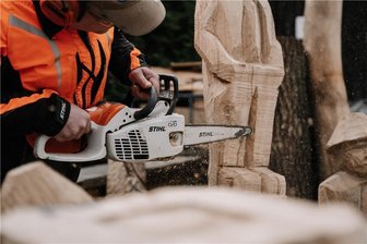Ein König für Borstendorf: Schachwanderweg bekommt neue Figuren - Kettensägenschnitzer Markus Baumgart bei der Arbeit.