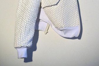Ein konservativer Einkaufswagen, prall gefüllt mit gewagt-moderner Kunst - Gegen den Schmerz: "Abseits/Bomber" von Karen Packebusch ist ein Jackenobjekt aus Paracetamol-Tabletten.
