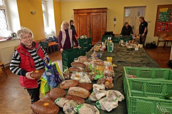 Ein Korb voller Lebensmittel für drei Euro – das Frauenzentrum Hohenstein-Ernstthal macht es möglich - Roswita Hase (links) hilft als Brotverantwortliche des „Warenkorbes“ bei der Ausgabe von Lebensmitteln im Laurentius-Saal in Lichtenstein. Die Waren werden aus Supermärkten und Bäckereien von Penig bis Gößnitz geholt. Trotzdem reicht es derzeit nicht für alle Bedürftigen.