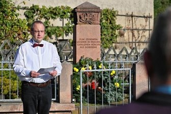 Ein Kranz für die Kriegsopfer -