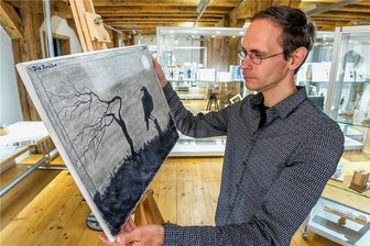 Ein Künstler geht in Marienberg mit dem Kopf durch die Wand - In seiner zweiten Ausstellung zeigt Tobias Stiel 100 mit Beize auf Leinwand gemalte Bilder, wie hier "Die Krähe". 