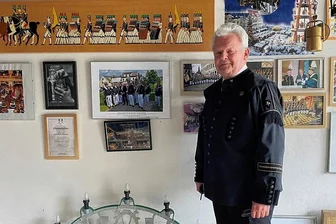 Ein Kumpel nimmt leise seinen Hut: Baraniaks Plädoyer für die Pflege der Zwickauer Bergbautraditionen - Karl-Hein Baraniak nutzt seine Garage auch als eine Art kleines Traditionskabinett. Überall Urkunden, alte Fotos und ein großes Wandbild, das einen Bergaufzug zeigt.