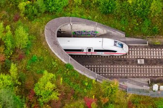 Ein langer Weg für die Bahn - Die Deutsche Bahn soll pünktlicher werden – sich aber dafür realistischere Ziele setzen.